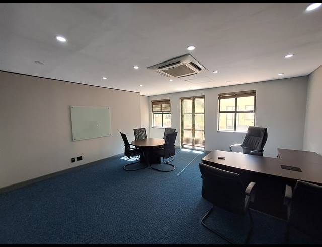 270M² OFFICE TO LET IN DUNKELD WEST